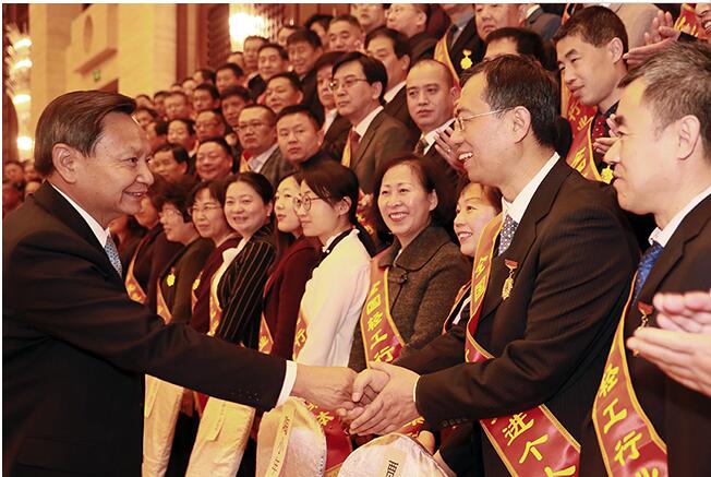 C:\Documents and Settings\Administrator\桌面\QQ截圖與勞模握手照片.jpg