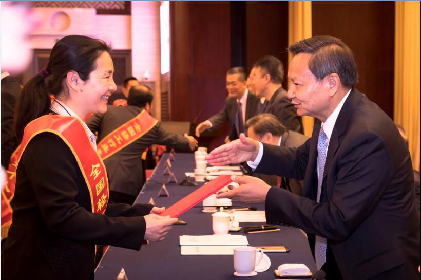 C:\Documents and Settings\Administrator\桌面\QQ截圖領(lǐng)導(dǎo)給勞模頒獎(jiǎng).jpg