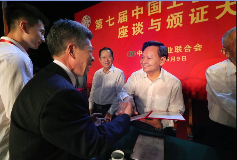 C:\Documents and Settings\Administrator\桌面\張會長頒獎(jiǎng)圖片.jpg